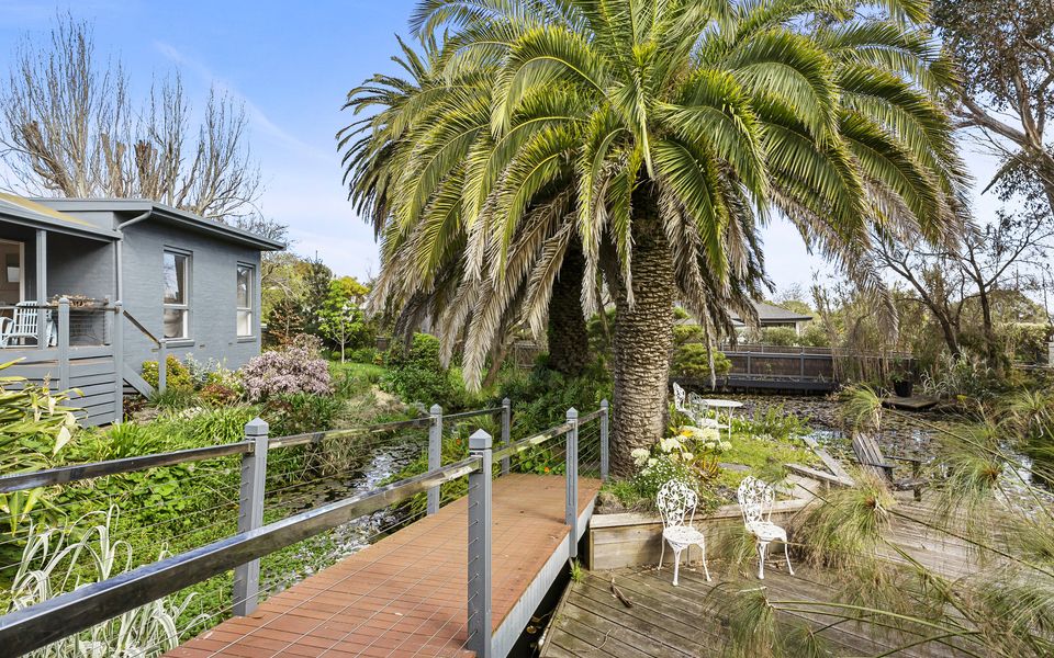 Luxury Holiday House by the Beach & Village