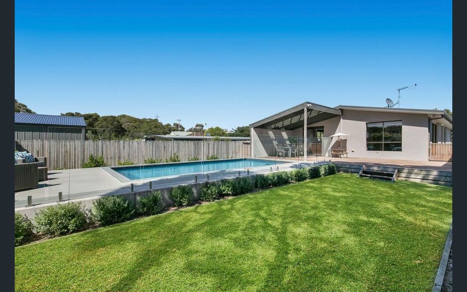 Family Entertainer With Swimming Pool - Rye