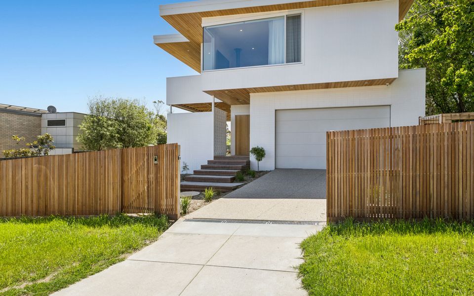Coastal Luxe McCrae - Pool and Bay Views