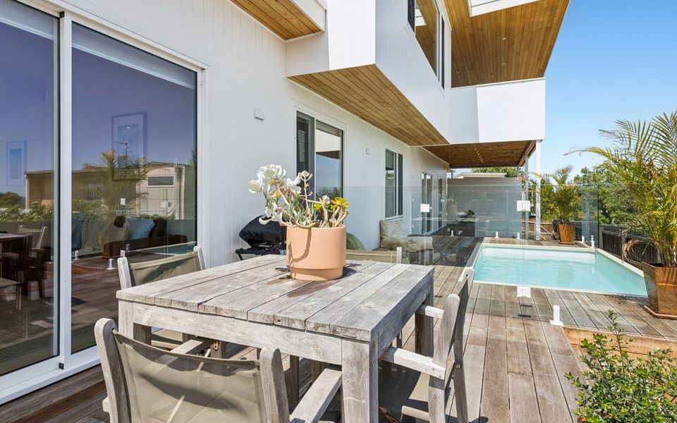 Coastal Luxe McCrae - Pool and Bay Views