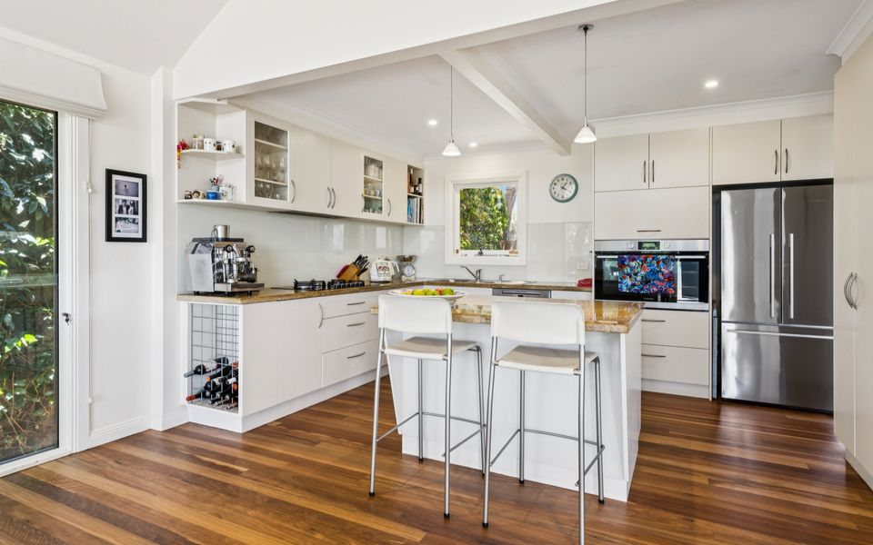 Coastal Character Retreat – Pool and Spa