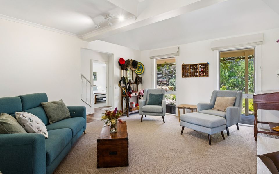 Coastal Character Retreat – Pool and Spa