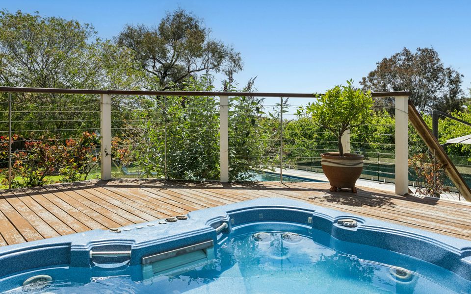 Coastal Character Retreat – Pool and Spa