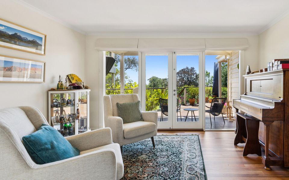 Coastal Character Retreat – Pool and Spa