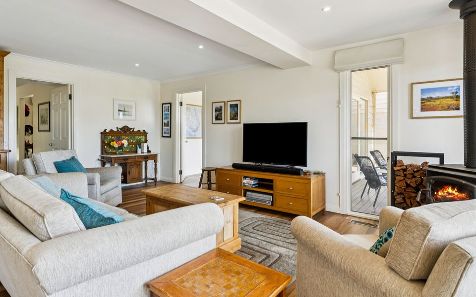 Coastal Character Retreat – Pool and Spa