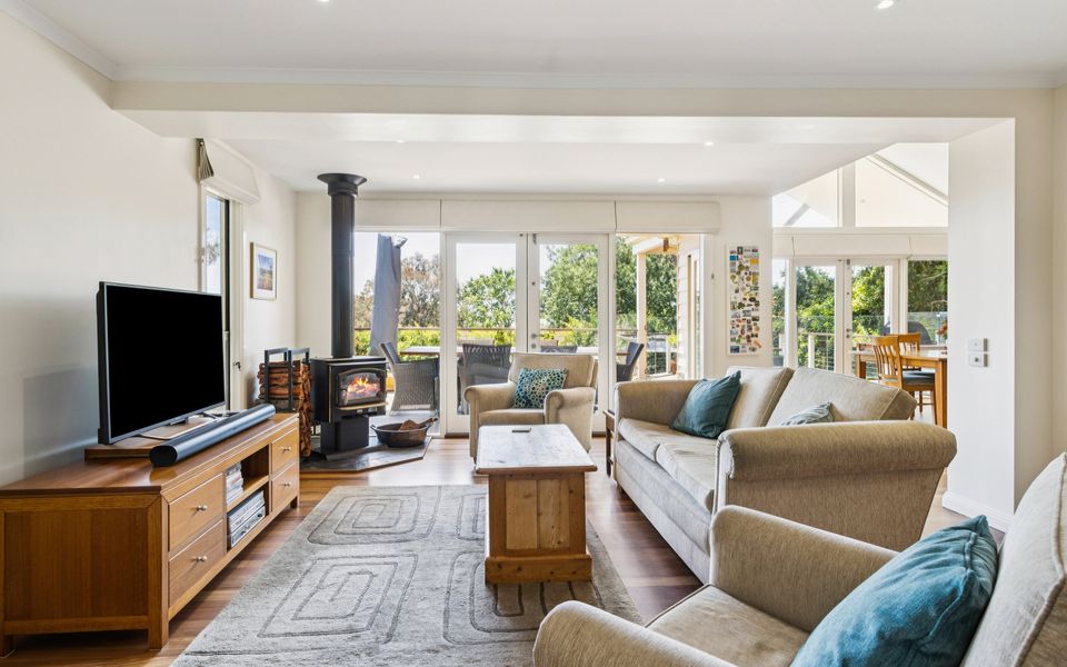 Coastal Character Retreat – Pool and Spa