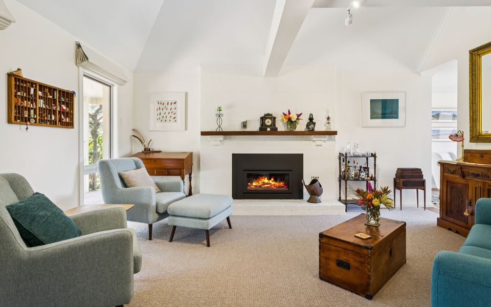 Coastal Character Retreat – Pool and Spa