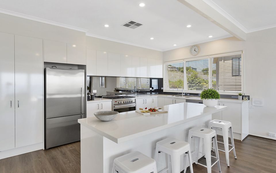 Panorama Bay - 4 Bedrooms, Large Entertaining Deck with Panoramic Bay Views