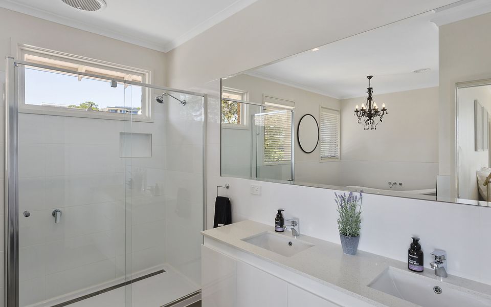 Panorama Bay - 4 Bedrooms, Large Entertaining Deck with Panoramic Bay Views