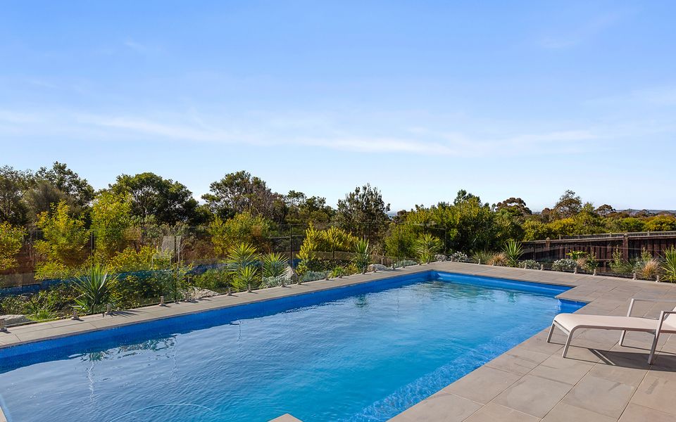 Tranquil Family Friendly, City/Bay Views, Pool and Spa - Mt Martha