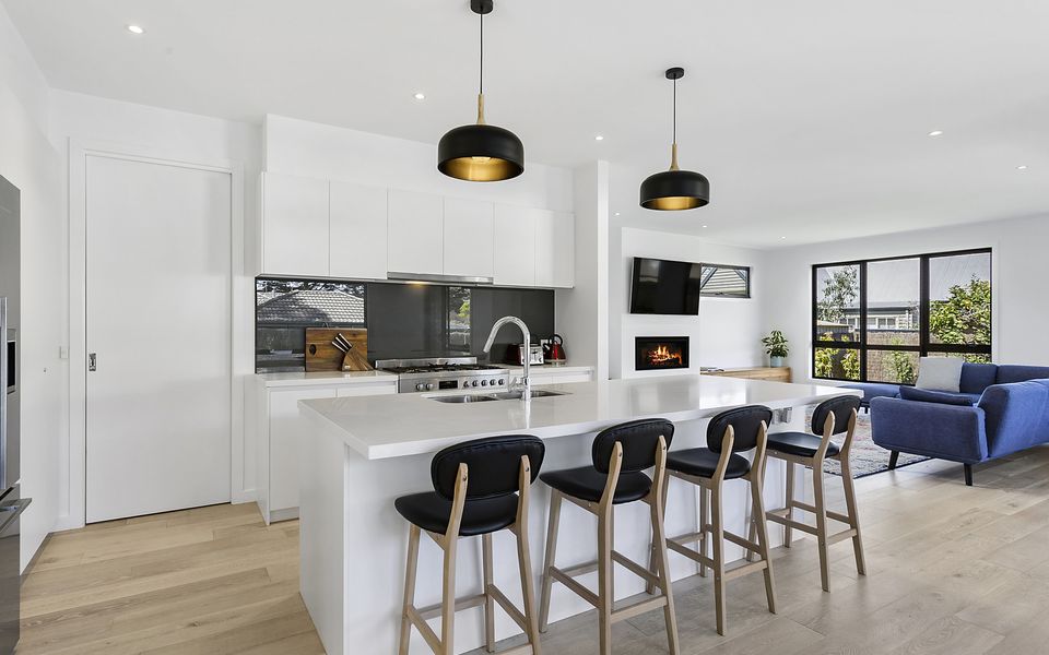 Pool and Spa - 300m walk to Beach