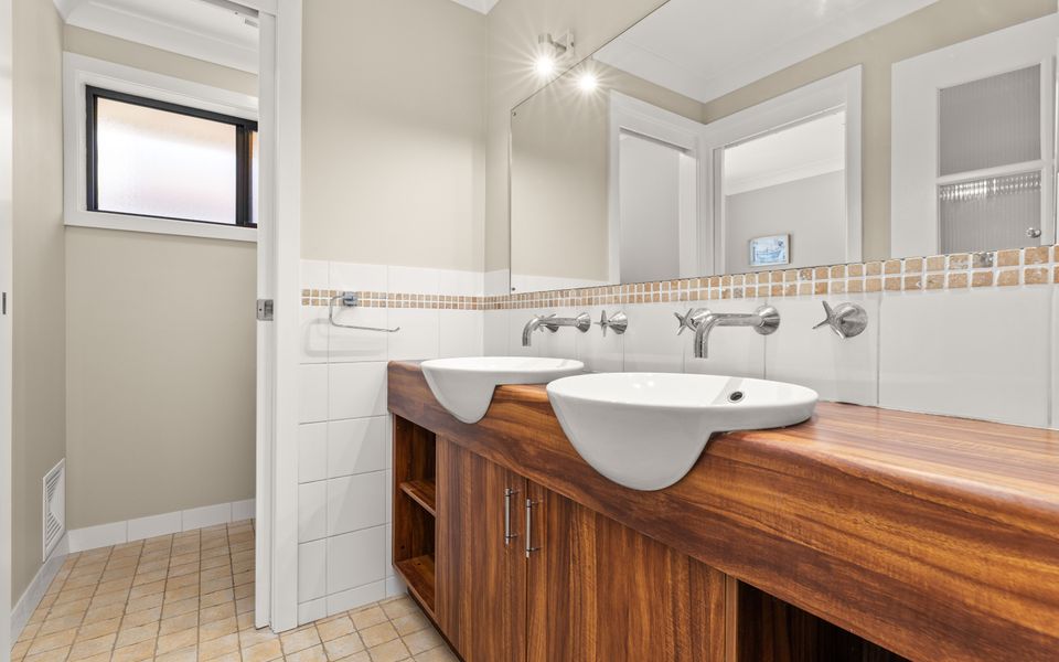 Tur34 – Topsy Turvey by Experience Jervis Bay