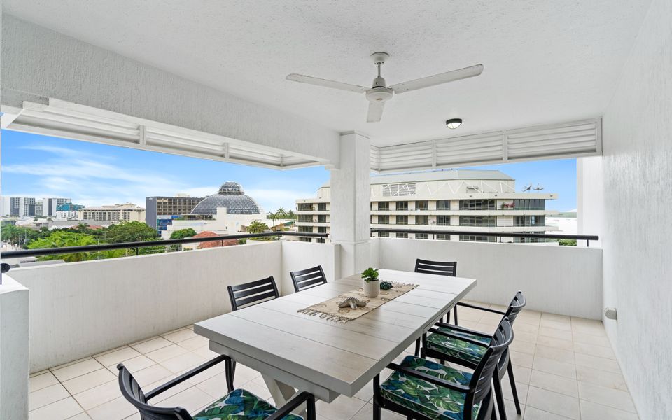 702 CBD Apartment with elevated City and Water Views