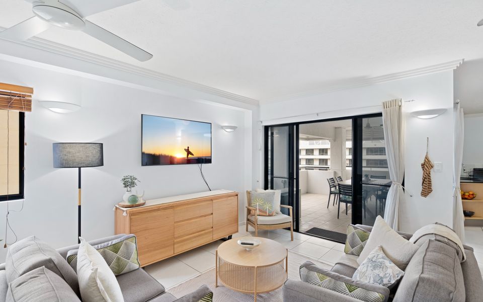 702 CBD Apartment with elevated City and Water Views