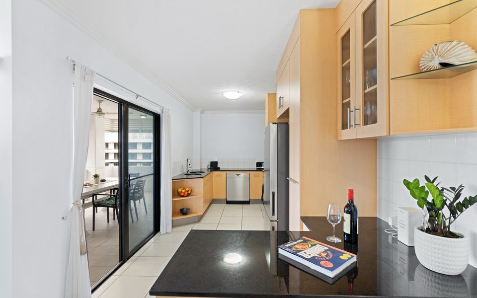 702 CBD Apartment with elevated City and Water Views