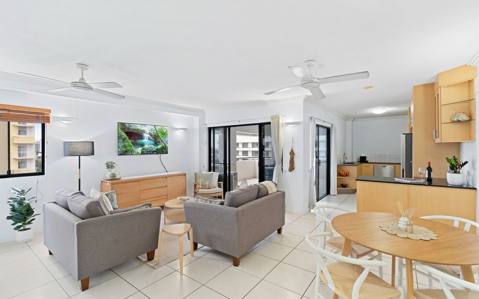 702 CBD Apartment with elevated City and Water Views