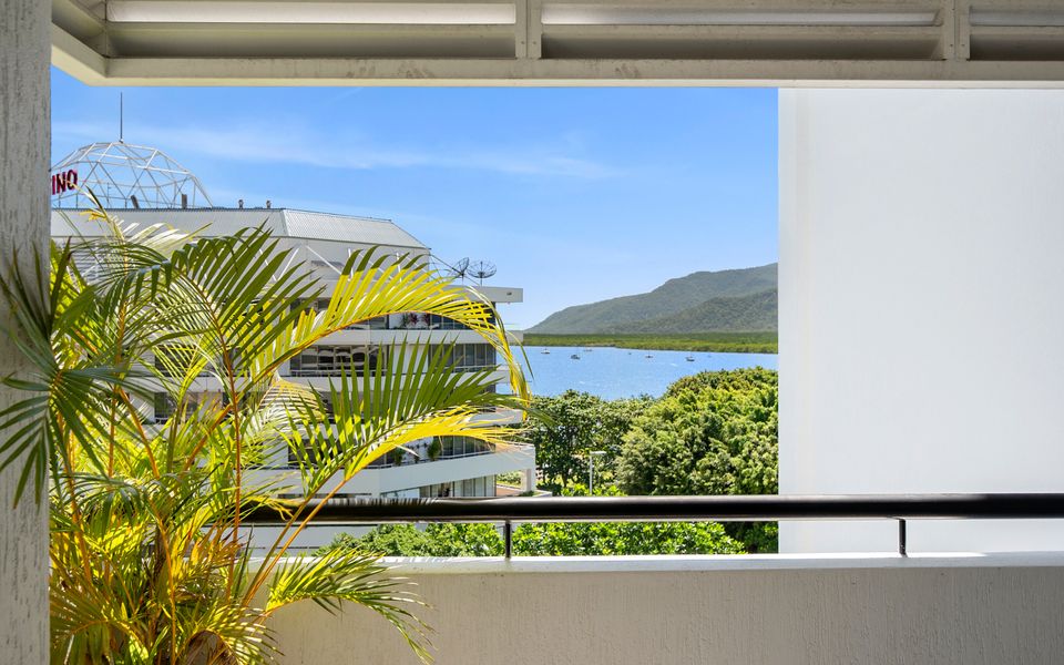 702 CBD Apartment with elevated City and Water Views