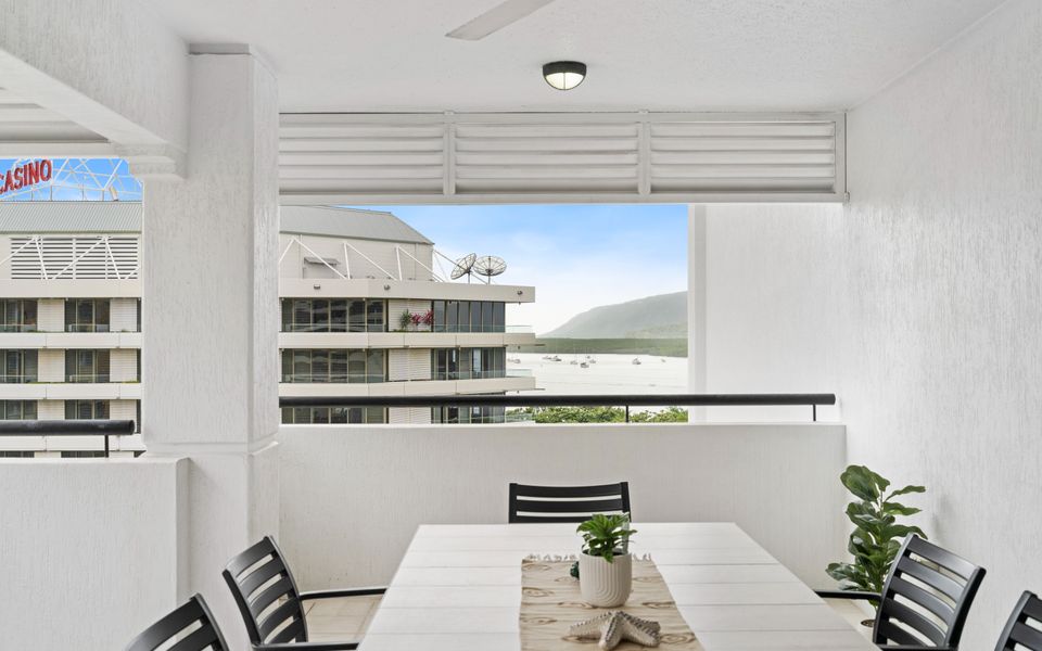 702 CBD Apartment with elevated City and Water Views
