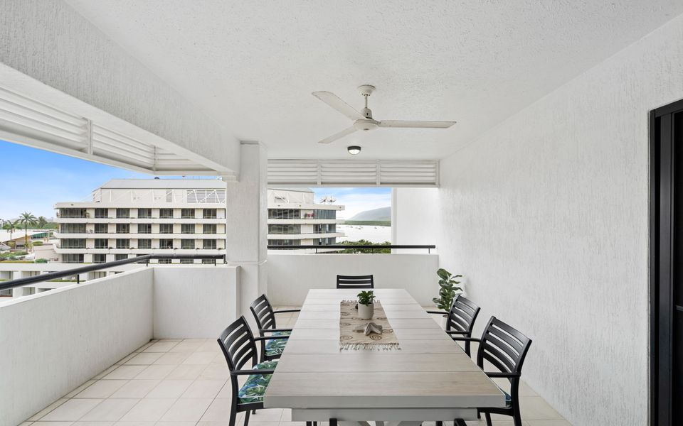 702 CBD Apartment with elevated City and Water Views