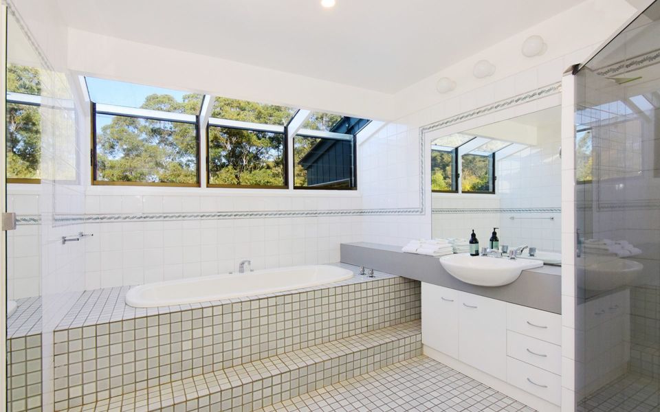 Yeola – Lush location with river access!