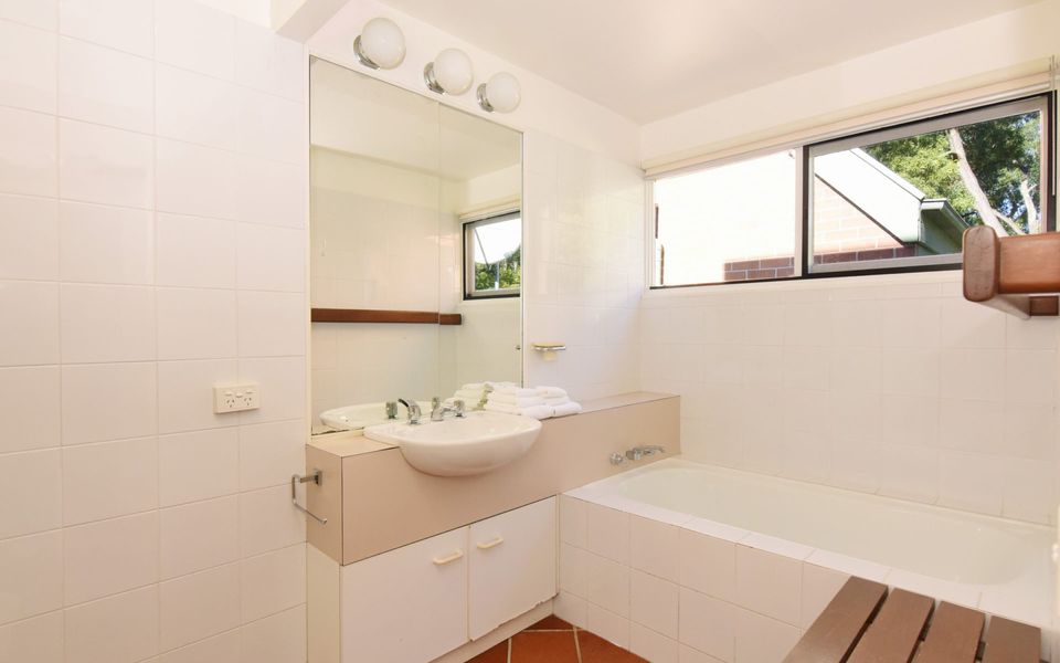 Yeola – Lush location with river access!