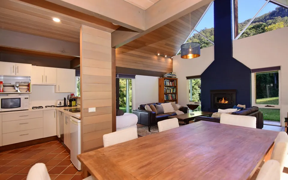 Yeola – Lush location with river access!