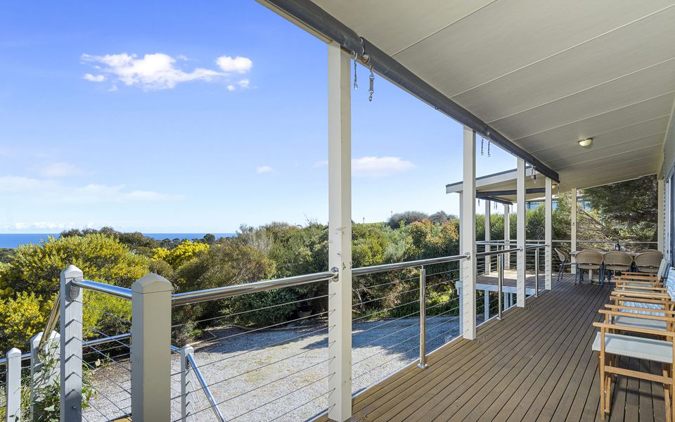 ‘YELLOW Door’ on Stacey – 17 Stacey Drive