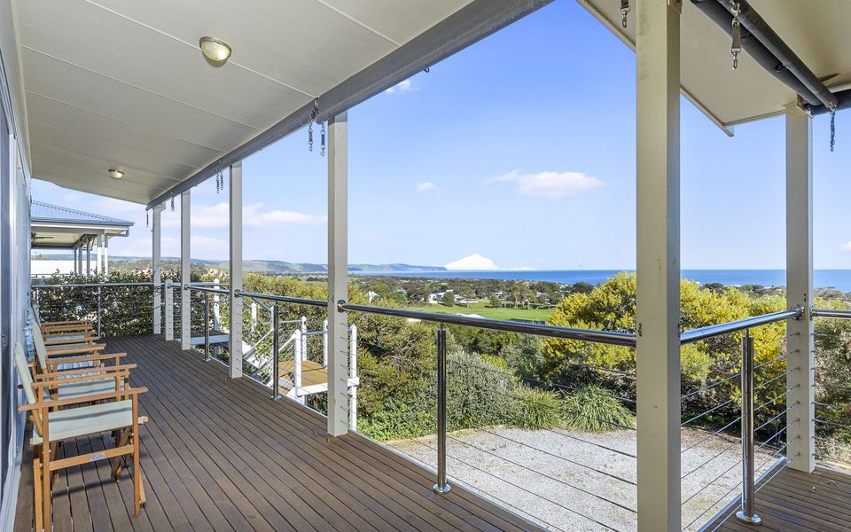 ‘YELLOW Door’ on Stacey – 17 Stacey Drive