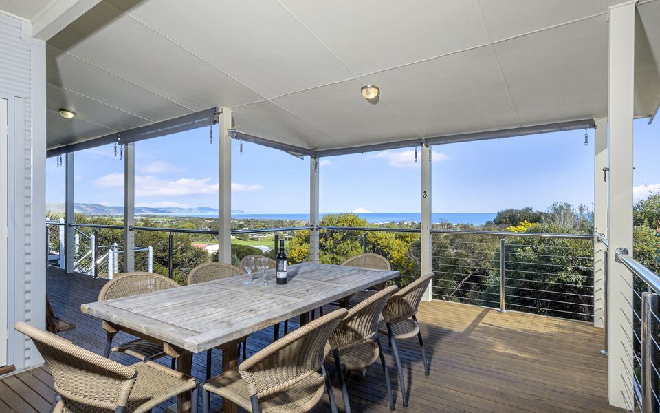 ‘YELLOW Door’ on Stacey – 17 Stacey Drive