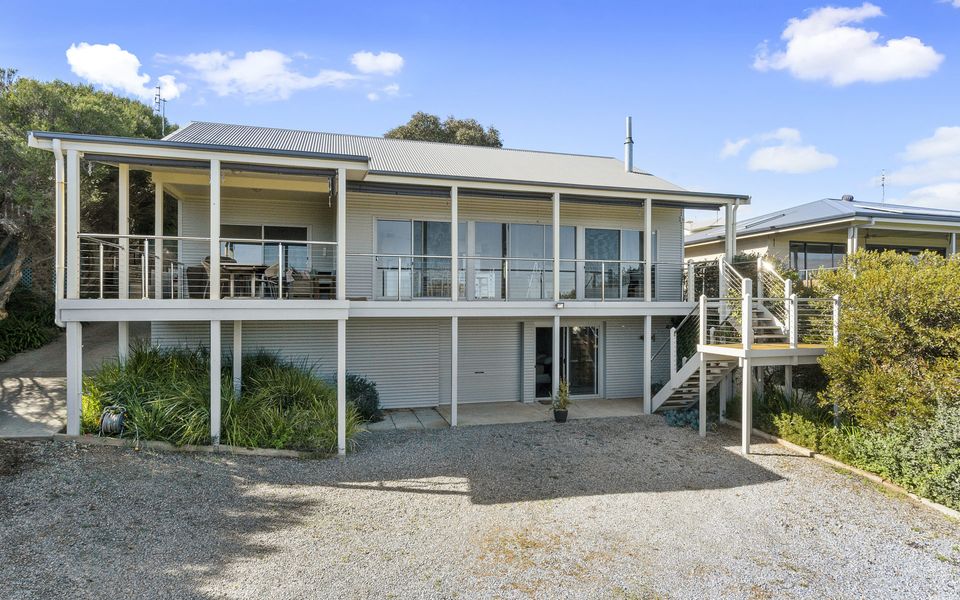 ‘YELLOW Door’ on Stacey – 17 Stacey Drive