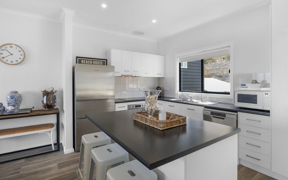 Shoreline Escape – 21/1 Paradise Drive