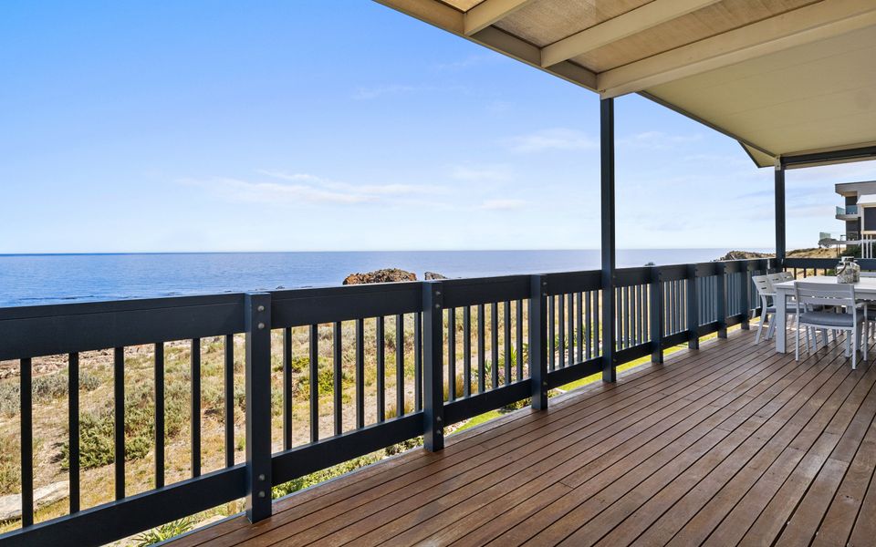 Shoreline Escape – 21/1 Paradise Drive