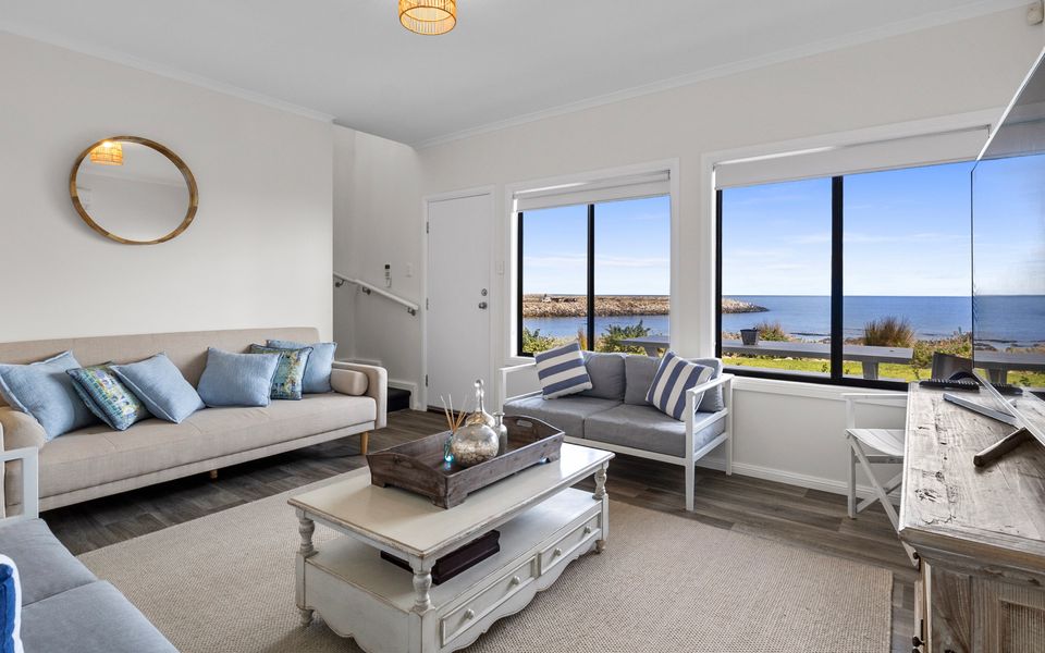 Shoreline Escape – 21/1 Paradise Drive