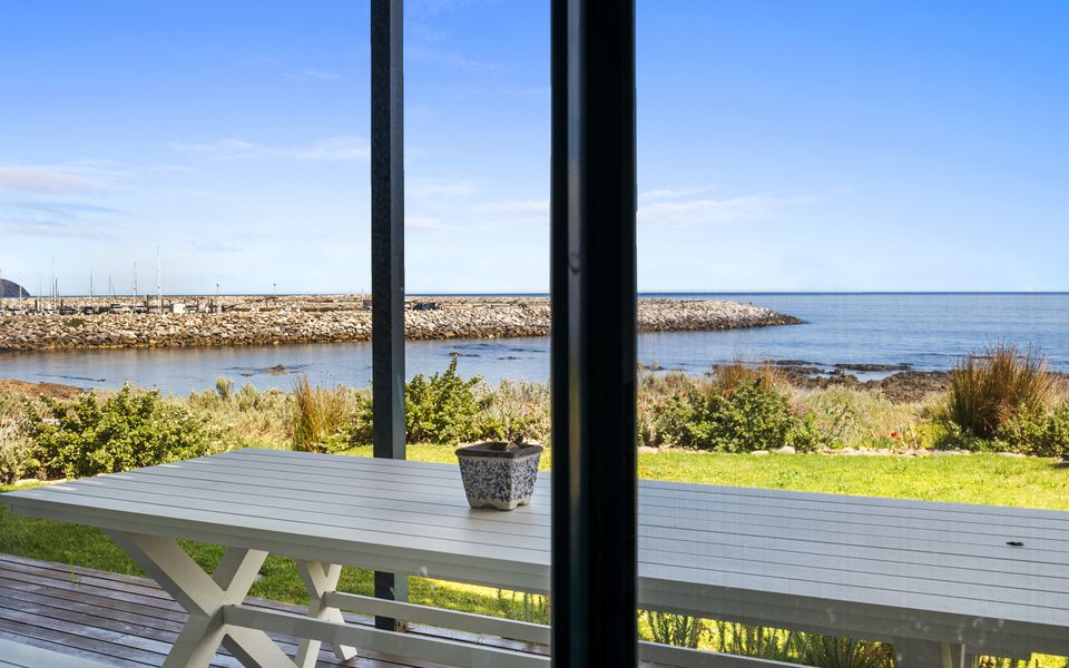 Shoreline Escape – 21/1 Paradise Drive