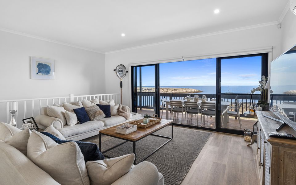 Shoreline Escape – 21/1 Paradise Drive