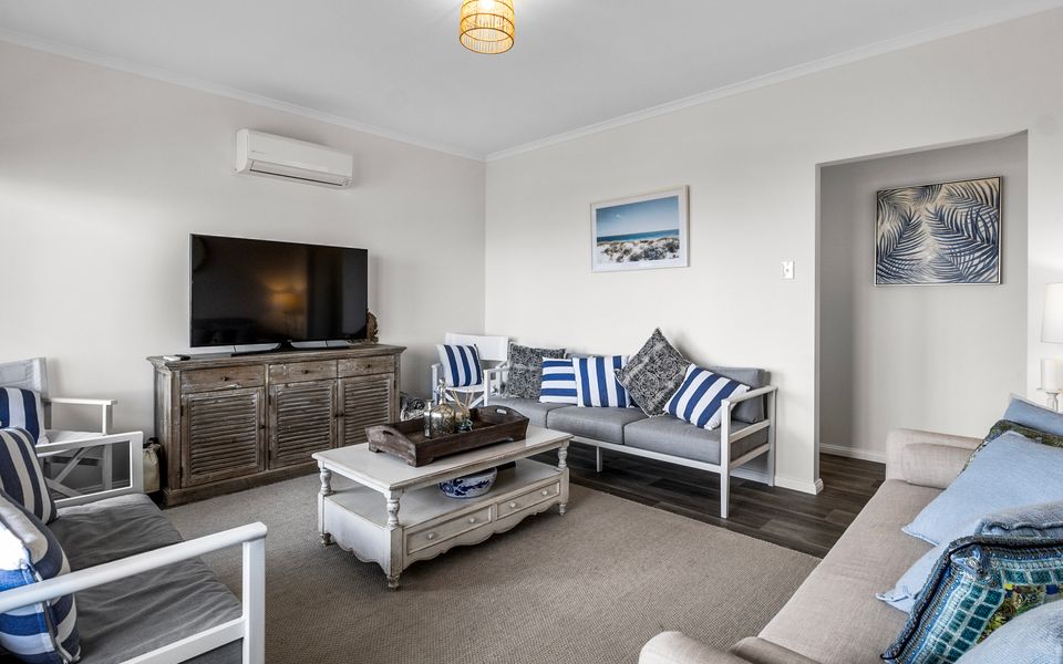 Shoreline Escape – 21/1 Paradise Drive