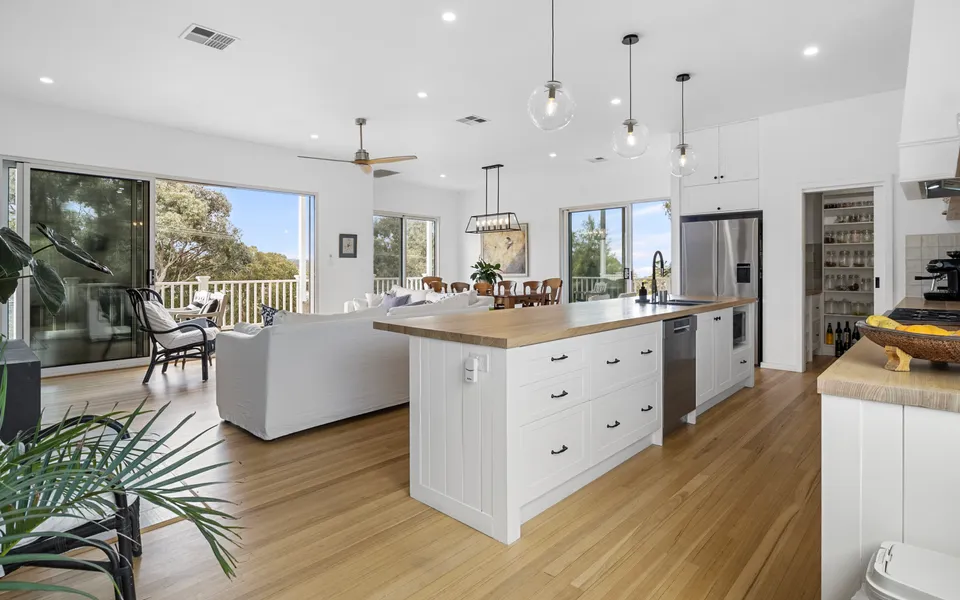 The White House – 6 Bennett Street