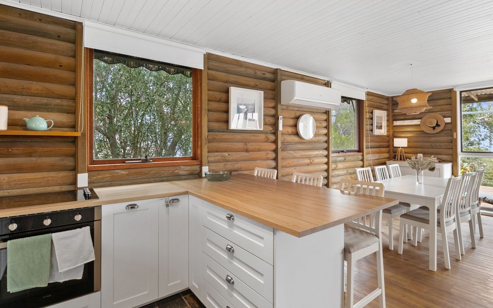 The Log Cabin – 2 Scenic View Drive, Second Valley