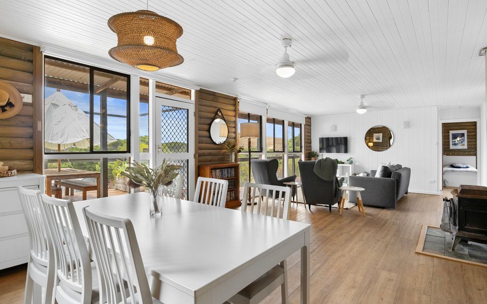 The Log Cabin – 2 Scenic View Drive, Second Valley