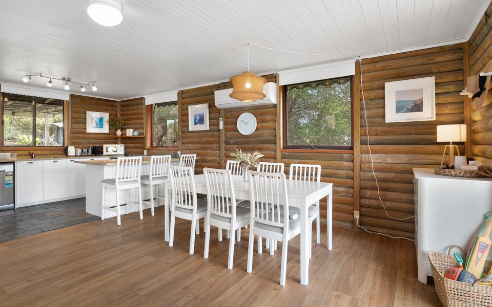 The Log Cabin – 2 Scenic View Drive, Second Valley