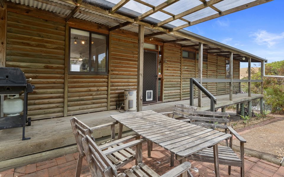 The Log Cabin – 2 Scenic View Drive, Second Valley