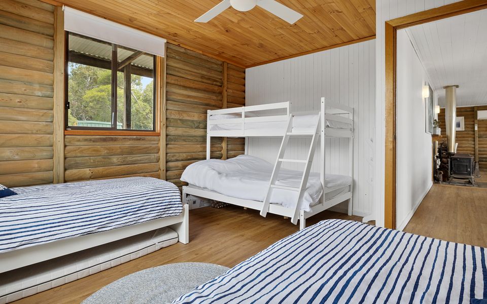 The Log Cabin – 2 Scenic View Drive, Second Valley