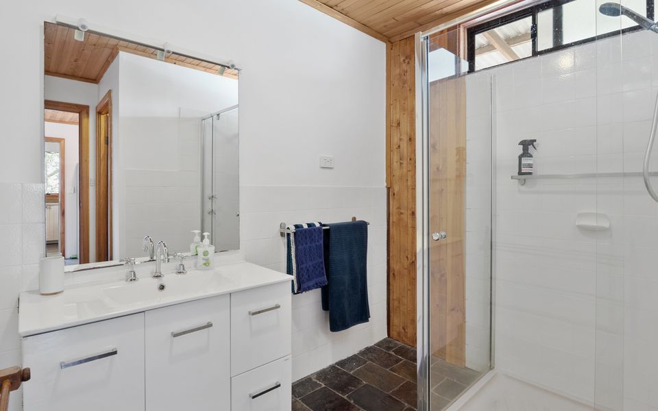 The Log Cabin – 2 Scenic View Drive, Second Valley