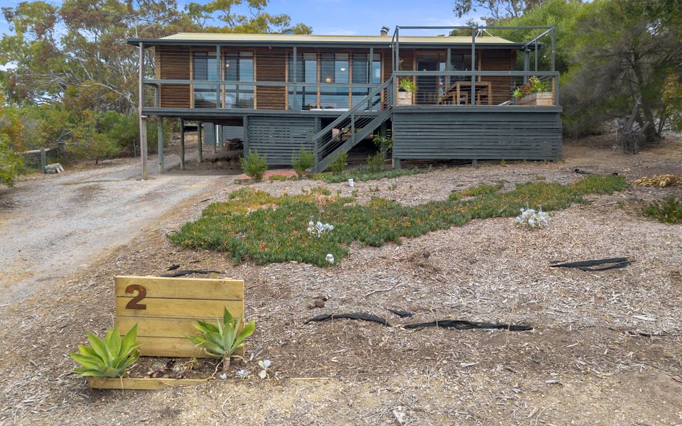 The Log Cabin – 2 Scenic View Drive, Second Valley