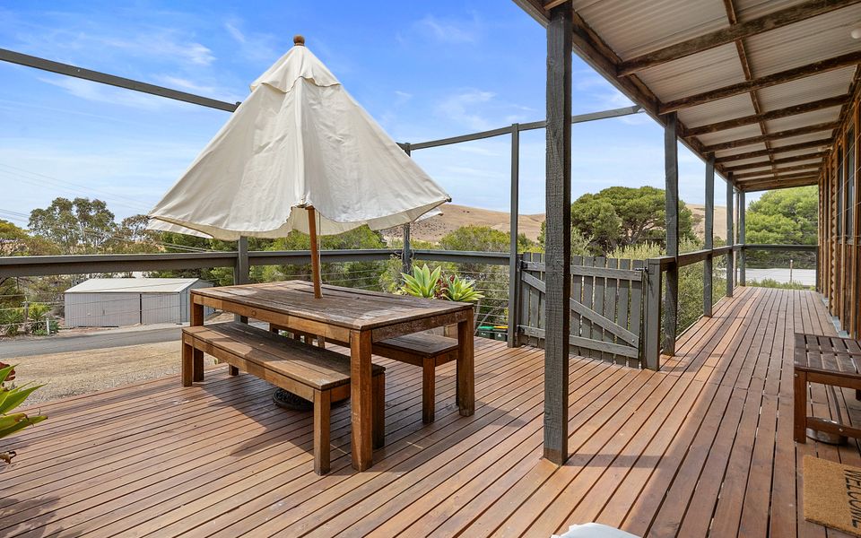 The Log Cabin – 2 Scenic View Drive, Second Valley