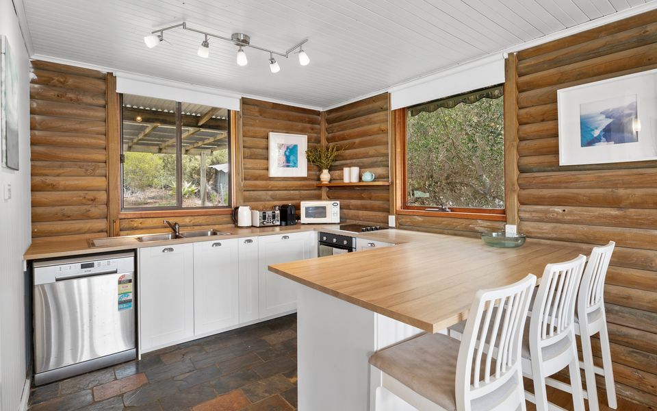 The Log Cabin – 2 Scenic View Drive, Second Valley