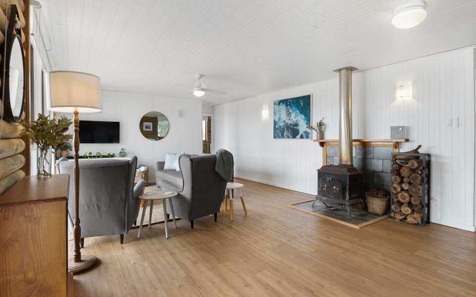 The Log Cabin – 2 Scenic View Drive, Second Valley