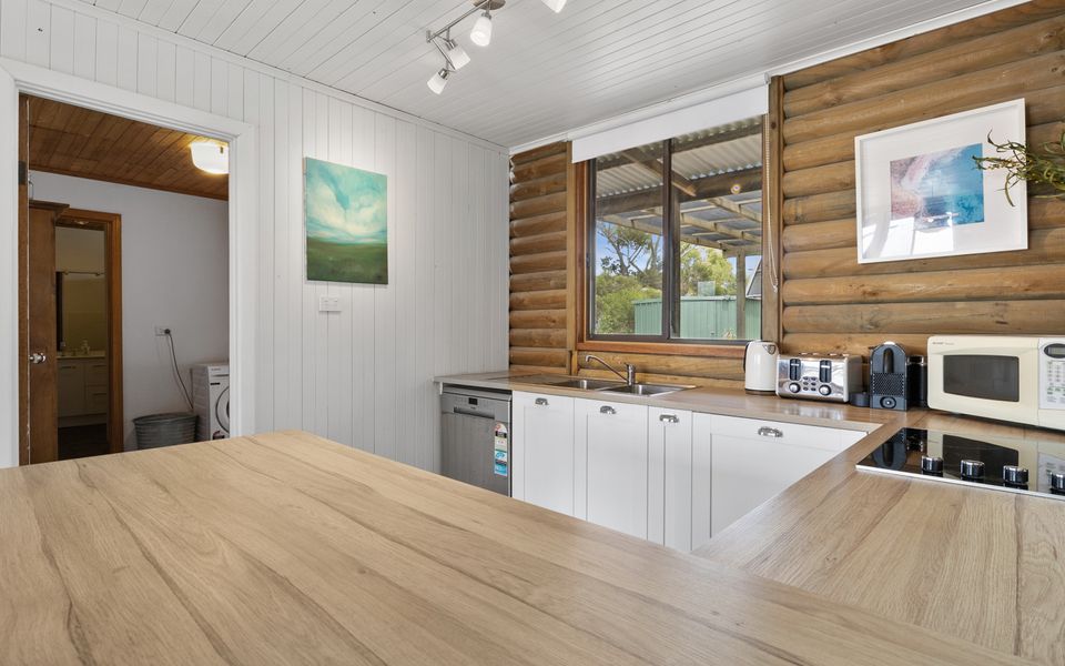 The Log Cabin – 2 Scenic View Drive, Second Valley