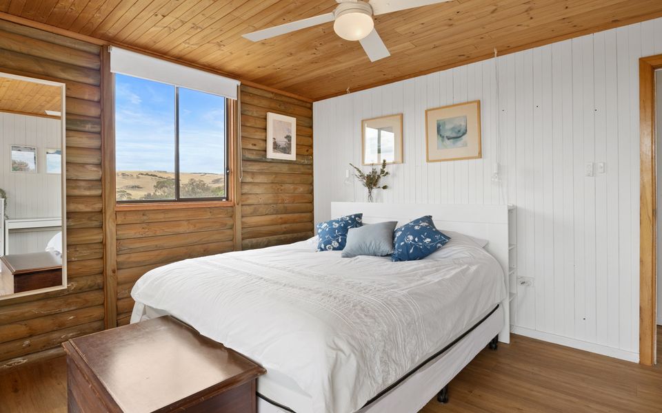 The Log Cabin – 2 Scenic View Drive, Second Valley