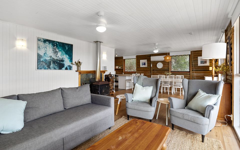 The Log Cabin – 2 Scenic View Drive, Second Valley